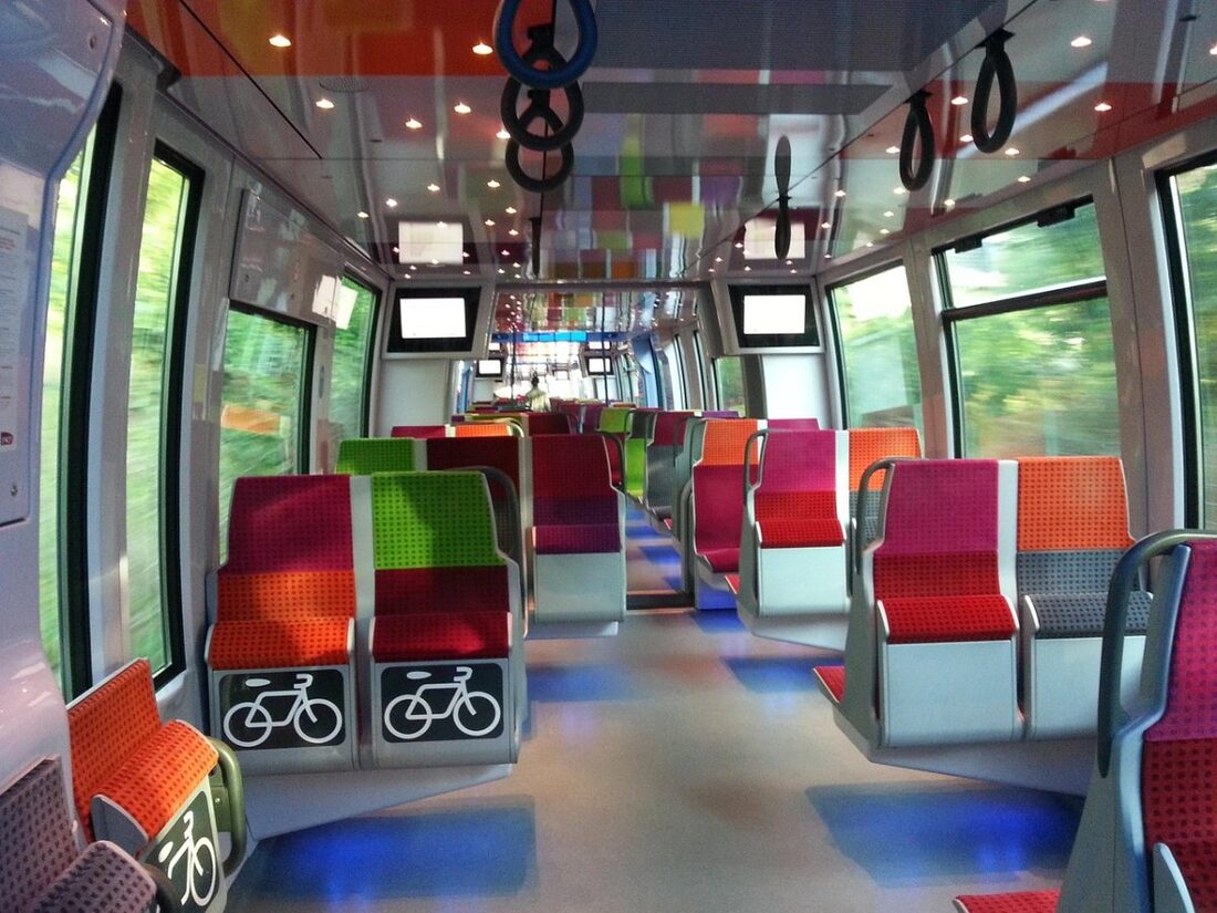 Intérieur d’un train régional, sièges colorés et larges fenêtres