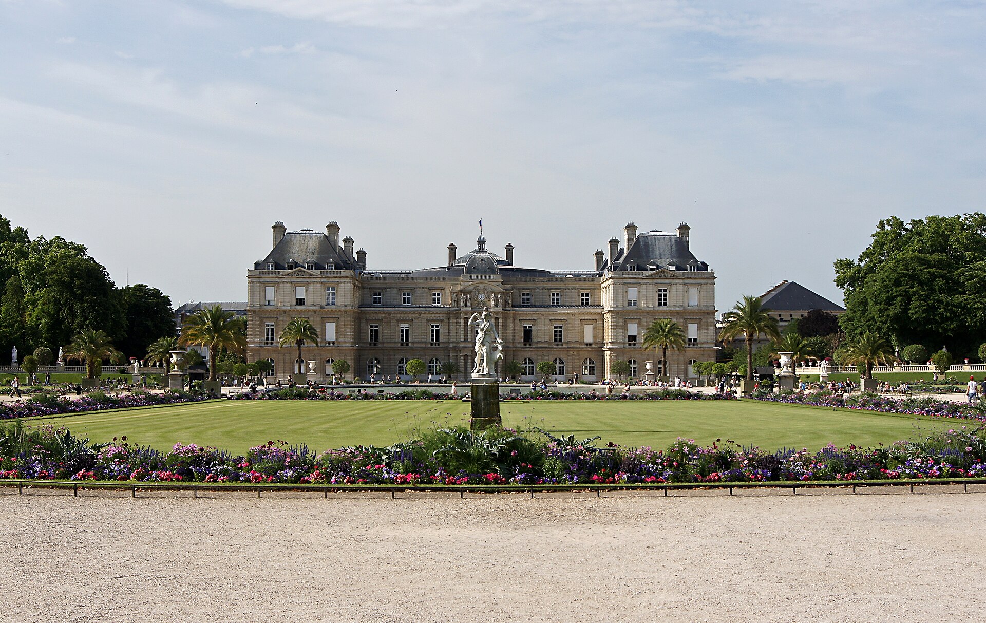 Le Palais du Luxembourg, siège du Sénat, vu depuis le jardin